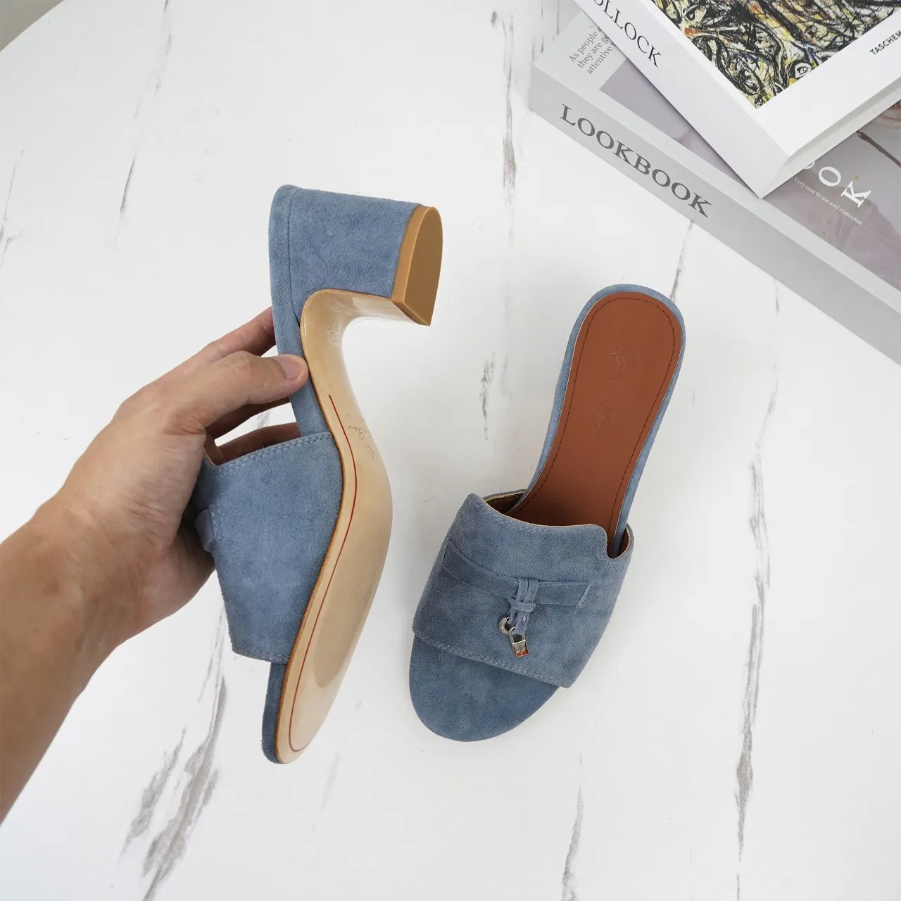 👟👟Ex-factory price 440👟👟 Genuine leather sole +30 suede sheepskin slippers with a strap decorated with Loro Piana My Charms charms and decorated with tone-on-tone stitching. Sophisticated and feminine, it pairs well with both city and resort looks. For those looking for an elegant upgrade, the summer glamor slipper is known for its slim open-back silhouette. size: 35-44 (custom-made sizes 43 and 44 are non-returnable) Upper: imported suede sheep leather (sheep), cowhide ostrich pattern, cowhide snake pattern Lining: imported high-grade mixed sheep silk Heel height: 5.5CM